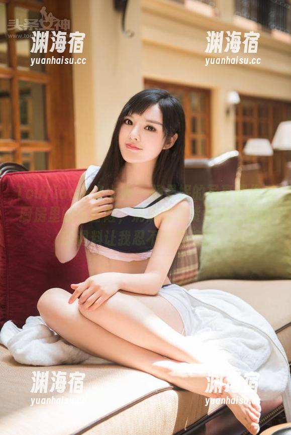 TouTiao头条女神-杨曼妮 TouTiao头条女神 - 杨曼妮的写真就像是厨房里的小冒险,满满的吃货气息,旁边的调料让我忍不住想瞎评。