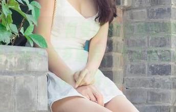 UGirls尤果网 – 何曼丽的白裙套图，让我意识到了裙子有多重要，尤其是它飘起来的时候。
