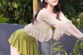 Xiuren秀人网 – 小肉肉咪的职业装合集，居然也能这么随性？