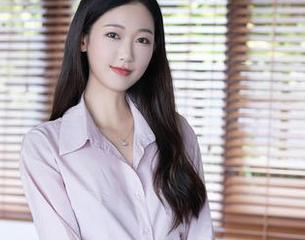 Xiuren秀人网 – 林文文带你看JK写真合集，明明是上班，偏偏像度假