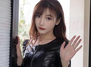 Xiuren秀人网 – 草莓zz的红裙，美图出没，精选点亮你的小心心。