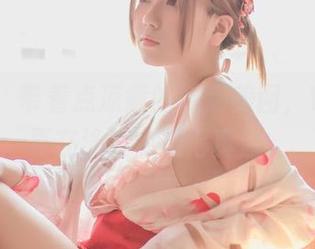 大家看，带着点凉意的妹汤美图，Yoko宅夏在泳装中玩得真溜。