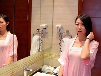 pans – 为啥夏涵穿上旗袍后，图册里的每一页都像是一阵风，轻轻拂过我的心？