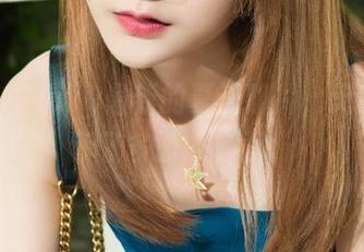 丽柜 – Vicky最新的夏天照片，无意间揭示了多面的一面。