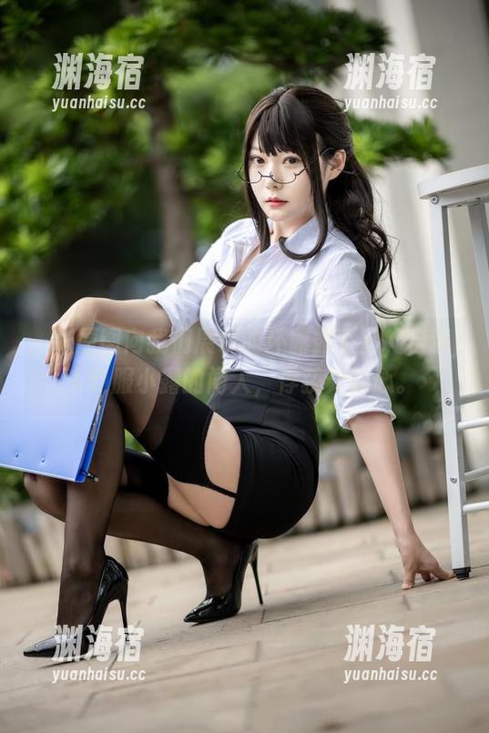 一张原图向我们展现的坏露露香宝，自带jk制服小露的闯入，俘获无数心。