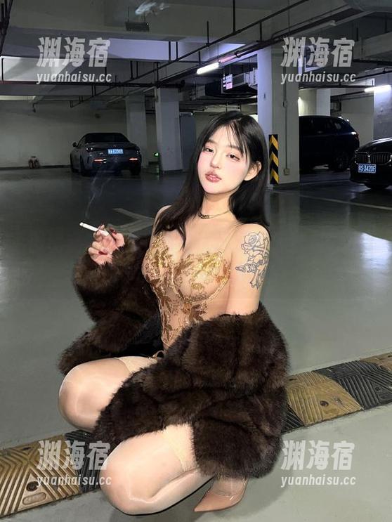 小u优优子 微密圈 - 图集:小u优优子带你鉴赏车内豹纹,车速马上飙升!
