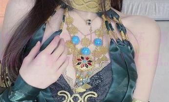 图片中，小小奶瓶儿被丝带宠坏，简单的姿态竟透着一丝不可名状的气息。