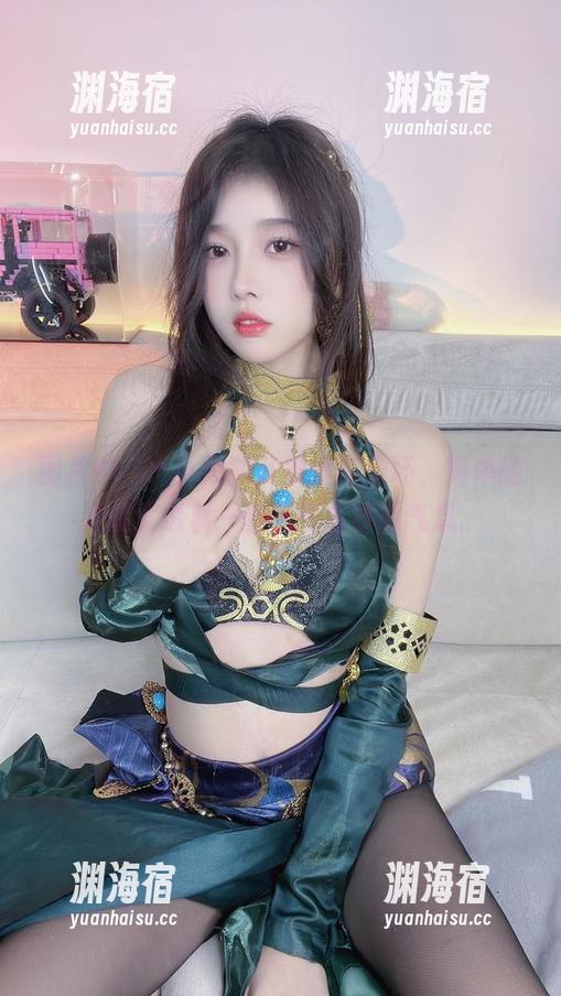 图片中，小小奶瓶儿被丝带宠坏，简单的姿态竟透着一丝不可名状的气息。