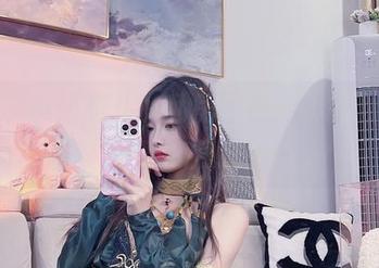 翻开小小奶瓶儿的私房图包，自拍也有趣得丧心病狂！