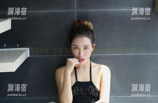尤物馆 - 全套制服，李宓儿的作品里，总是藏着不易察觉的张力。