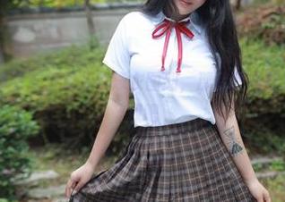 模范学院 – 要看草莓兔兔的泳衣图册，那我现在就预定个VIP特权吧
