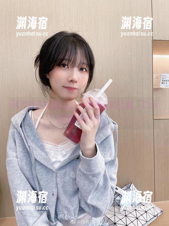照片中的炸酱沐沐，特殊技能上线，Cos全套旅行风！