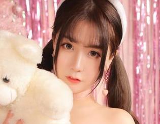 当猫九酱的眼神遇上黑丝，原图也跟着闪光了！