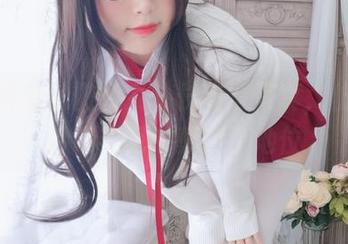 白烨烨菌的傲娇女仆长高清写真，仿佛在冷嘲热讽中奠定了地位