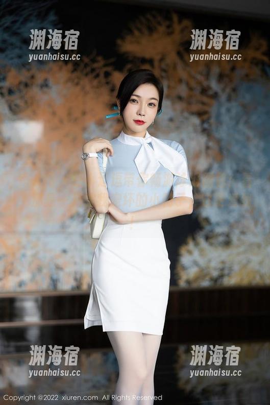 秀人网 - 是小逗逗带你畅游泳池图包：看，那是一只被我宠坏的小鸭子，它更爱我！