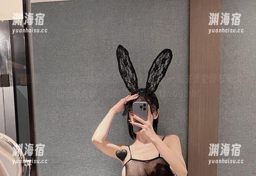 脸红Dearie 微密圈 - 脸红Dearie的黑色大洞连衣裙:一场关于空间与光线的沉默对谈,送你免费的Photobomb!
