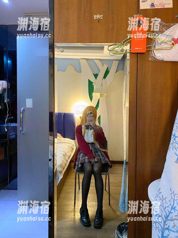 你听说了吗？芋圆侑子和她的金毛不良jk美图图包，简直是异次元的宠物搭档。
