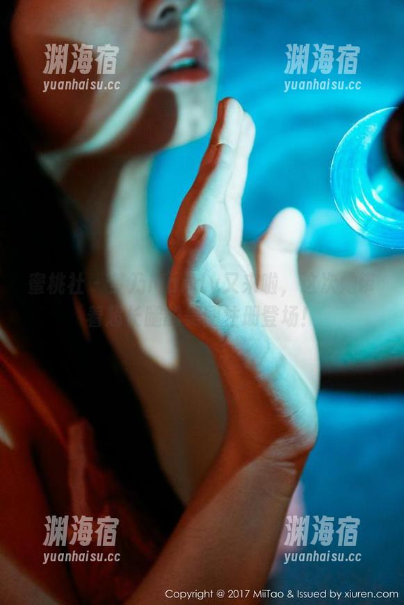 蜜桃社 - 梦乃Mandy又来啦，这次她带着超长腿的美图注册登场！