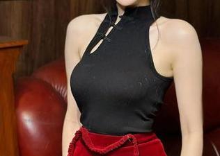 微密圈 – 轩子巨二兔更新了一组圣诞白色马油袜的图片，是要让我们都注意到袜子比她更抢眼吗？