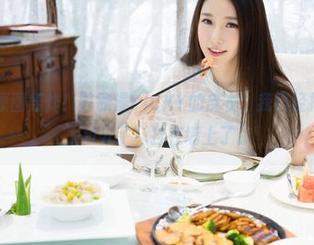 魅妍社 – 原图轰炸！陈雅漫VICKY的皮衣，我已经把“这美的太过分了”挂在墙上了。
