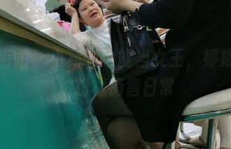 魔镜街拍 – 小秘书也能当女王，婷婷的私拍粉裙销售日常