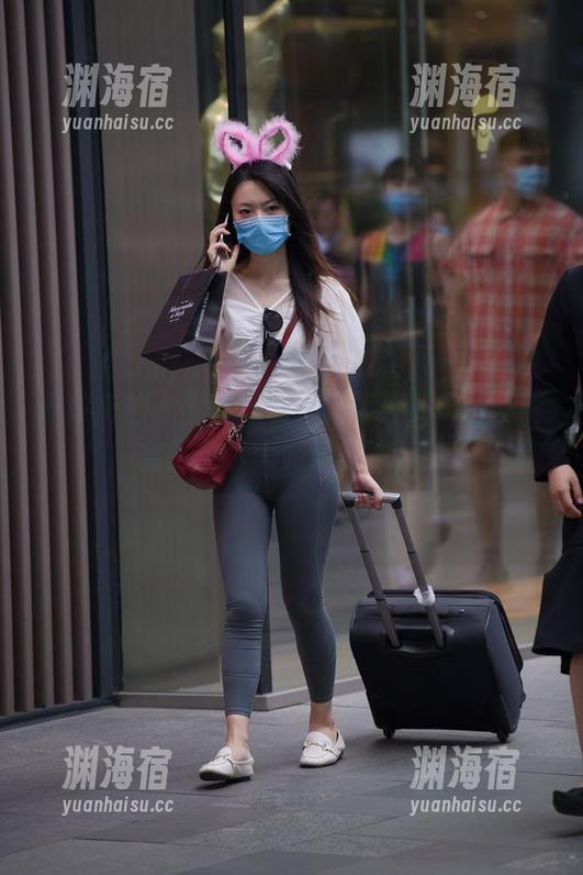 魔镜街拍 - 雪花飘舞中，婷婷的肉丝圣诞套图免费大派送，冲呀！