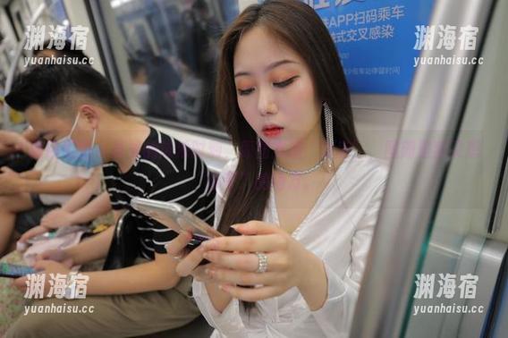 魔镜街拍 - 曼曼的泳池时刻，原图充满“贴近”，图册是我又想“自夸”的地方。