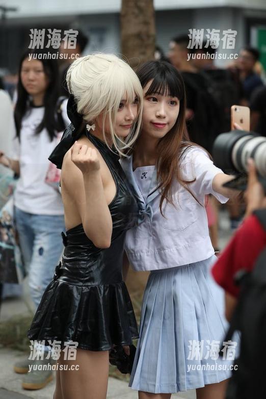 魔镜街拍-艾小青 魔镜街拍 - 作品乱入,艾小青在街上飞奔,旗袍撩人又不失俏皮,为啥总是她这么会玩?
